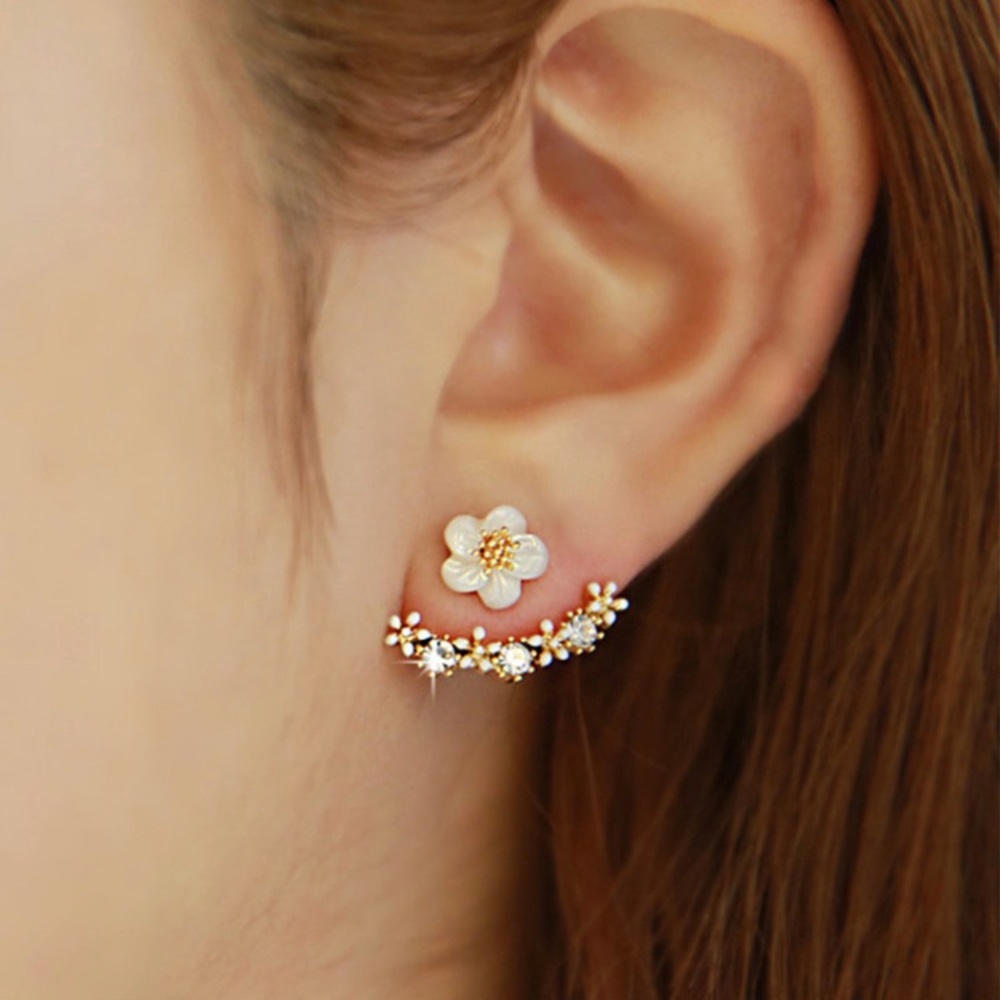 NWT 🎉 Charming Stud Daisy Earrings